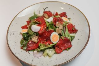 Salata sa carpacciom od bifteka i jajetom od prepelice 300 gr