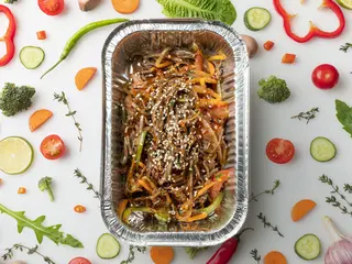 Соба  с куриной грудкой и овощами