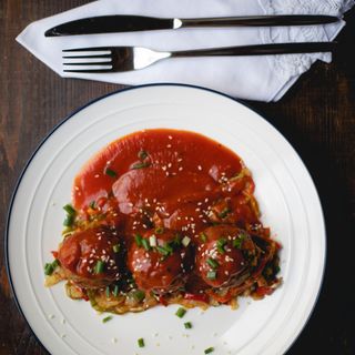  ხორცის ბურთები ბოსტნეულის გარნირით და პომიდვრის სოუსით