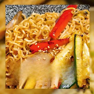 Noodles + Verduras + Pollo + Yakisoba