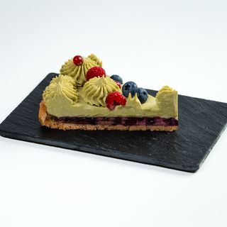 Tarta Fistic si fructe de padure