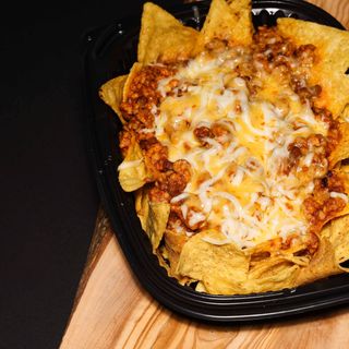Nachos con carne gratinados.
