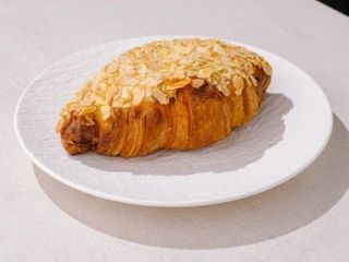 Croissant cu migdale