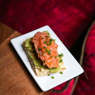 Salmón ahumado con guacamole