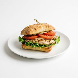 Pollo, insalata e pomodoro