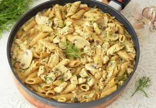 Makaron z kurczakiem w sosie czosnkowym