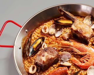 Paella Mixta de Mariscos y Carnes Individual