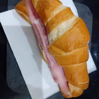 Cornetto con cotto e formaggio