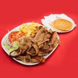 Plato De Ternera con todo lechuga cebolla tomate patatas y salsa