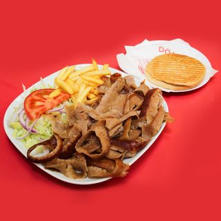 Plato De Ternera con todo lechuga cebolla tomate patatas y salsa