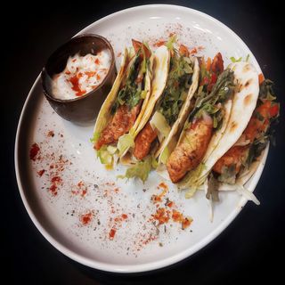 ración de tacos de pescado con mojo verde