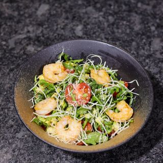 რუკოლა კრევეტებით და ავოკადოთი