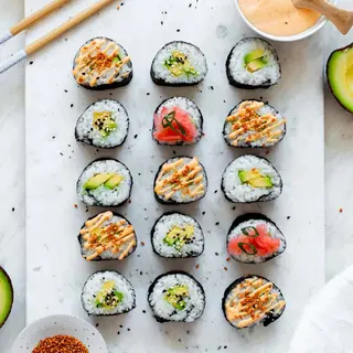 Une Fried Chicken Salad + Maki California Box 14PCS