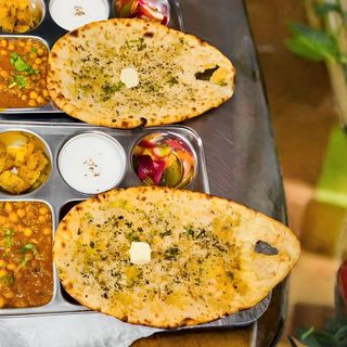 Amritsari Naan Thali