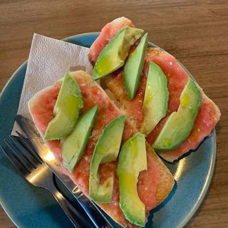 Tostada De Tomate Rallado Y Aguacate