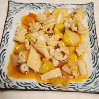 70 Calamari con verdure in salsa piccante
