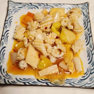 61 Calamari con verdure in salsa piccante