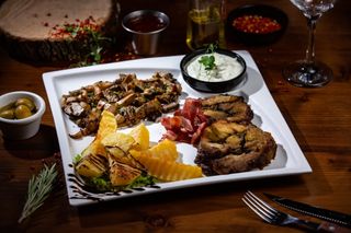 Porchetta cu cartofi copți, sote de hribi și bacon crispy