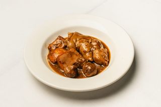 Sípia amb mandonguilles i peu de porc