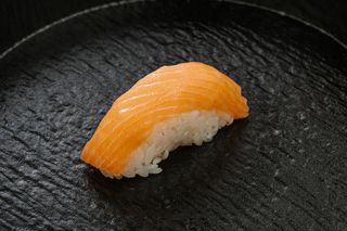 Суши лосось