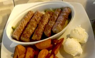 Zapečeni ćevapi na kajmaku