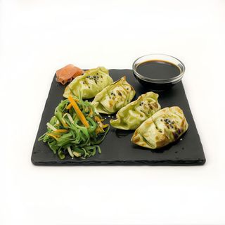 Gyosas vegetales con salsa teriyaki y tzukemono