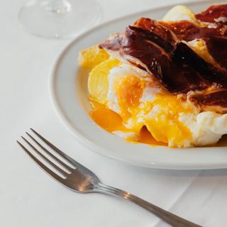 Huevos Rotos Con Jamón Ibérico