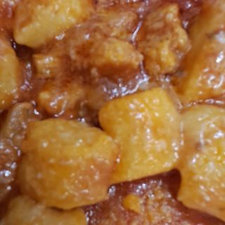 Gnocchi con sugo di spuntature e salsiccia