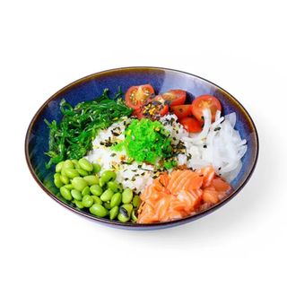 Poke bowl con salmón