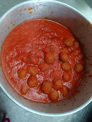 Media de albóndigas con tomate
