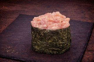 Гункан спайсі тунець