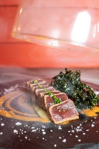 Tataki de atún al carbón con chips de kale