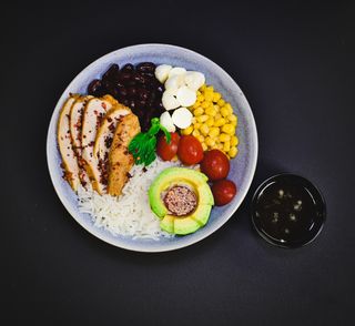 Հավի մսով, մոցարելայով, ավոկադոյով