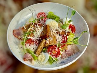 Цезар з курячим стегном, соусом пармезан та темними грінками (250g)