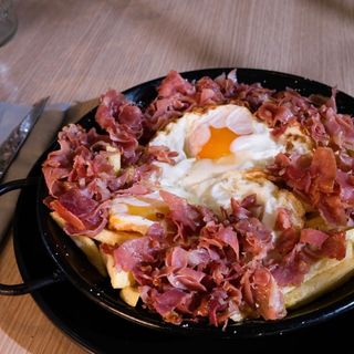 HUEVOS ESTRELLADOS CON JAMON