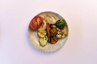 Овощи на гриле с соусом песто