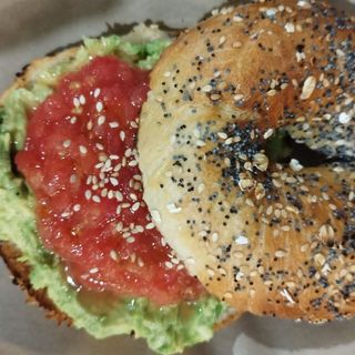 Bagel Con Aguacate Natural Y Tomate