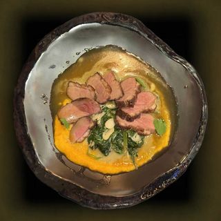 Крехко патешко магре със сос от портокал, сотиран спанак, бадеми и пюре от морков 300 гр.