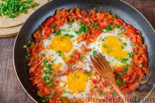 Shakshuka (fried eggs with tomatoes)