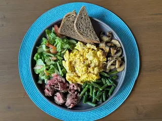 Скрембл з телятиною та овочами