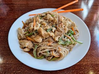 229. Оризови спагети с пиле и зеленчуци (500г)