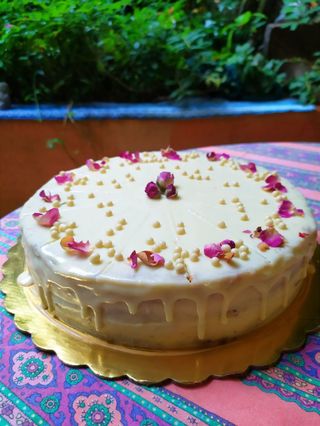 Торта Бяла роза с шам фъстък и розова вода