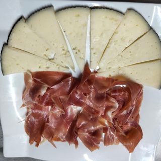 Tapa De Jamón Y Queso