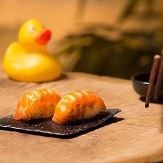 Nigiri de salmón flambeado con salsa teriyaki (2 uds.)