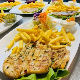 Piept de pui la grill cu garnitură la alegere (cartofi sau orez basmati)