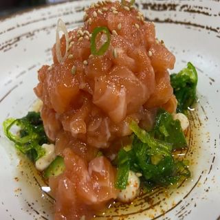 Tartar de Salmón con Aguacate, Mayo de Lima y Copos de Tempura