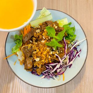 B2 Bún con manzo e insalata