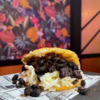Arepas Judias Negras Con Queso Blanco