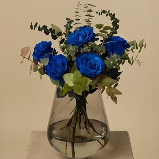 Ramo de 6 rosas azules con verdes variados 