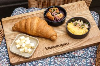 Хрусткий Брі в Панко, банош з Бринзою і круасан класичний (70/85/85г)